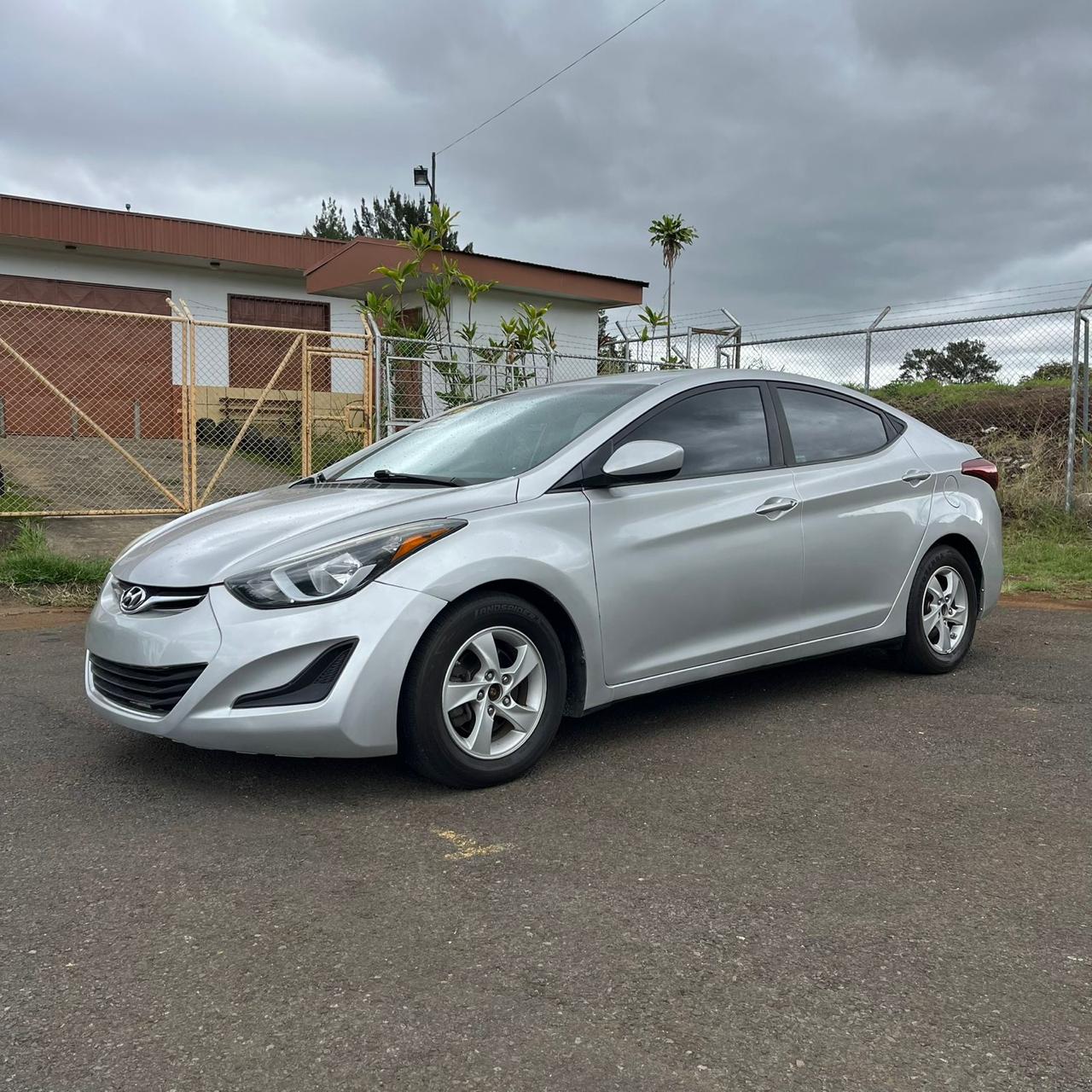 Hyundai Elantra Gris 2015
